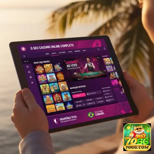 Jogador interagindo com plataforma de slots da 70gg em tablet.